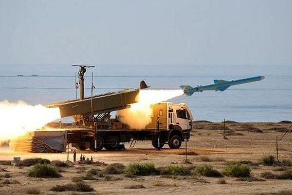 Phía đông của vịnh này là bờ biển Iran và eo biển Hormuz, có vị trí lõm về phía Iran. Nếu Iran cố gắng chặn eo biển này, các tàu đi qua eo biển này sẽ nằm gọn trong tầm khống chế của tên lửa chống hạm và pháo bờ biển của Iran.