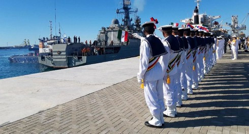 Sức mạnh lớn nhất của Hải quân Iran hiện này là 3 tàu khu trục lớp Alwand, nhưng đã phục vụ trong Hải quân Iran từ những năm 1970, và ba tàu lớp Jamalan dựa trên thiết kế tàu Alwand; 3 tàu ngầm lớp Kilo do Nga sản xuất được nhập khẩu vào những năm 1990. Với lực lượng như vậy, Hải quân Iran khó có cơ hội đối đầu với Hải quân Mỹ.