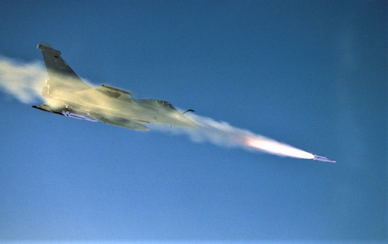 So Rafale và Su-30MKI, hiệu suất chiến đấu tổng thể của máy bay chiến đấu F-15EX vượt trội so với cả hai loại chiến đấu cơ trên. Cho dù đó là hệ thống điện tử hàng không, hệ thống vũ khí và động cơ, F-15EX vượt trội rất nhiều. Ảnh: Rafale thực hành phóng tên lửa; Nguồn: defense.gouv.fr.