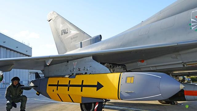 Nhưng theo giới quân sự, chính khả năng liên quan đến tên lửa ASMP-A và khả năng tấn công hạt nhân của dòng chiến đấu cơ này mới là nguyên nhân khiến Ấn Độ chấp nhận mua Rafale với số tiền đắt gấp 3 lần tiêm kích tàng hình F-35 của Mỹ. Rafale chính là hiện thực hóa giấc mơ của Ấn Độ, về khả năng tiến công hạt nhân tầm xa; do vậy F-15EX có tính năng vượt trội, nhưng Mỹ khó có thể "dụ" được Ấn Độ mua loại chiến đấu cơ tối tân này. Ảnh: Tên lửa hành trình tiến công mặt đất ASMP-A lắp trên máy bay Rafale - Nguồn: Sina.