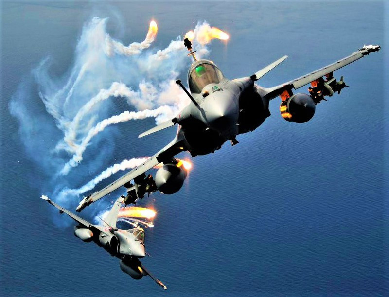 Trong gói thầu năm 2011, Ấn Độ đã chi 7,8 tỷ euro để mua 36 máy bay chiến đấu Rafale và giá mua một chiếc Rafale đạt 250 triệu USD, đắt hơn 5 lần so với việc mua máy bay chiến đấu Su-30MKI từ Nga (chỉ 50 triệu USD). Ảnh: Rafale trong một buổi trình diễn; Nguồn: Defense Update.