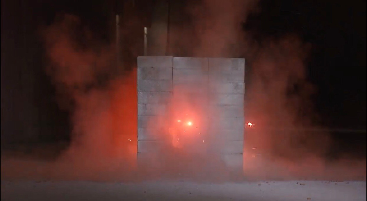 Ảnh: Sức công phá kinh khủng của STV-380 khi sử dụng đạn vạch đường bắn xuyên qua tường dày.