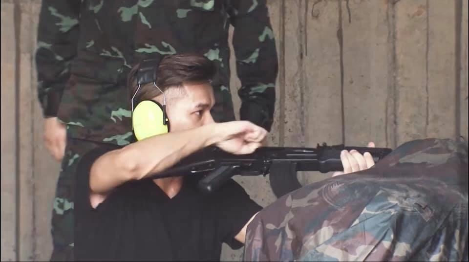 Có thể nói rằng, trong thời gian vừa qua, việc những mẫu súng mới của Quân đội ta chế tạo liên tục được ra mắt khiến người quan tâm quân sự nước nhà vô cùng thích thú. Đây có thể sẽ là một sự đánh dấu cho bước chuyển mình lớn về vũ khí cá nhân trên tay chiến sĩ Việt Nam, nâng cao hơn nữa sức mạnh cũng như năng lực tác chiến của mỗi người lính và thêm tin tưởng vào khả năng Quốc phòng trong nước hiện nay. Ảnh: Nhân vật trải nghiệm thao tác với súng AKn.