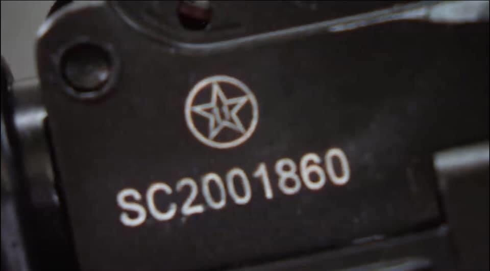 AKn thay thế các chi tiết gỗ trên AK-47 như ốp lót tay, báng súng bằng chi tiết nhựa đen, giảm trọng lượng súng đáng kể, đồng thời trang bị thêm bộ gá để có thể gắn kính ngắm nhìn đêm, nâng cao khả năng tác chiến cho súng. Hiện nay, AKn cũng đang được sản xuất đại trà tại nhà máy Z-111. Ảnh: Số súng và huy hiệu của nhà máy Z-111 được dập nổi trên thân súng.