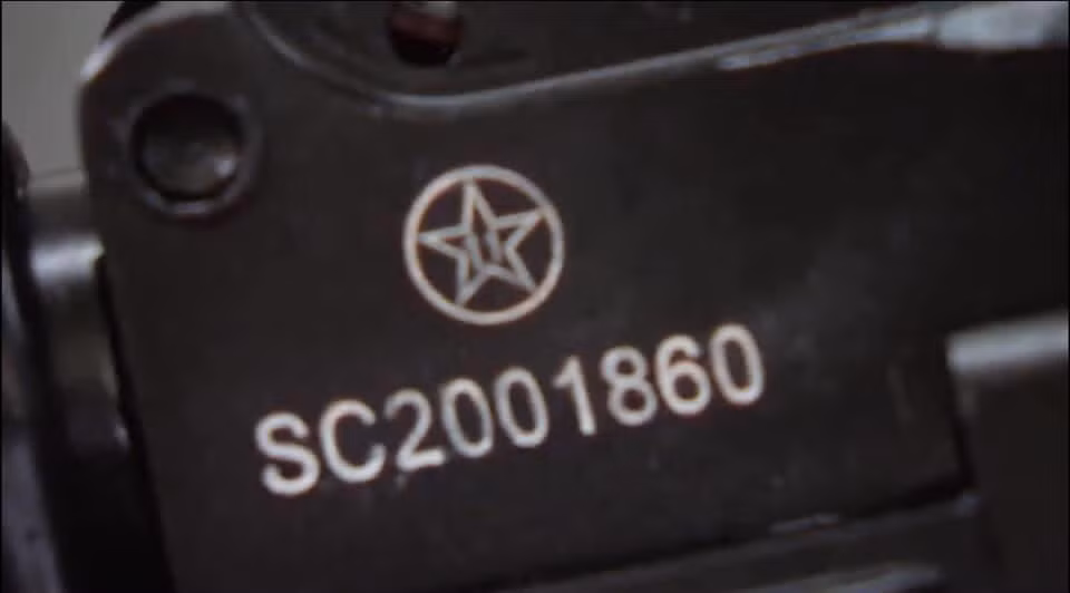 AKn thay thế các chi tiết gỗ trên AK-47 như ốp lót tay, báng súng bằng chi tiết nhựa đen, giảm trọng lượng súng đáng kể, đồng thời trang bị thêm bộ gá để có thể gắn kính ngắm nhìn đêm, nâng cao khả năng tác chiến cho súng. Hiện nay, AKn cũng đang được sản xuất đại trà tại nhà máy Z-111. Ảnh: Số súng và huy hiệu của nhà máy Z-111 được dập nổi trên thân súng.