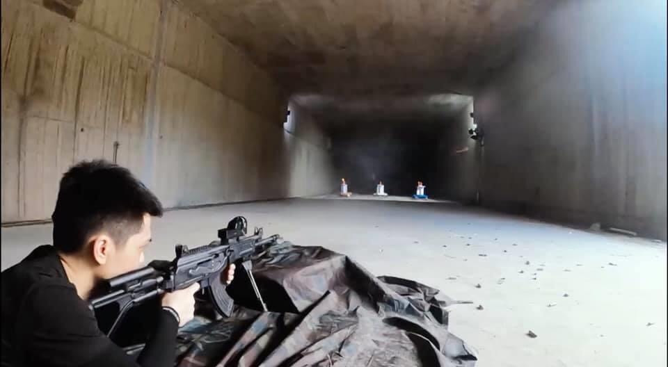 Mới đây, trong trailer giới thiệu về series chương trình “Xạ thủ đua tài”sắp được phát sóng trên kênh truyền hình QPVN, người xem đã được chứng kiến cận cảnh hai mẫu súng trường tấn công tiên tiến là AKn và STV-380 do Việt Nam chế tạo đã được thử nghiệm tại một số đơn vị và chuẩn bị đưa vào biên chế đại trà toàn quân. Ảnh: Nhân vật trải nghiệm với súng STV-380 có mắn kính ngắm điểm đỏ Mepro.