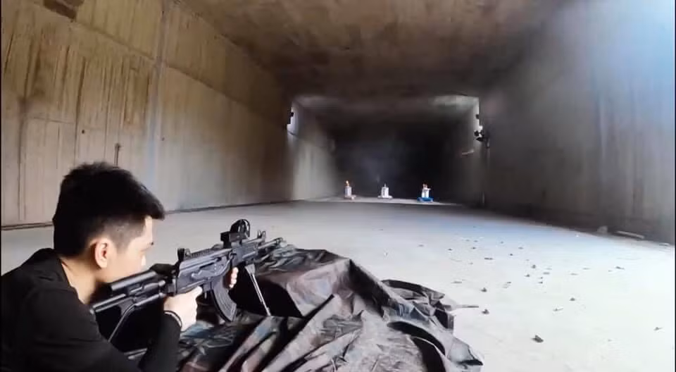 Mới đây, trong trailer giới thiệu về series chương trình “Xạ thủ đua tài”sắp được phát sóng trên kênh truyền hình QPVN, người xem đã được chứng kiến cận cảnh hai mẫu súng trường tấn công tiên tiến là AKn và STV-380 do Việt Nam chế tạo đã được thử nghiệm tại một số đơn vị và chuẩn bị đưa vào biên chế đại trà toàn quân. Ảnh: Nhân vật trải nghiệm với súng STV-380 có mắn kính ngắm điểm đỏ Mepro.