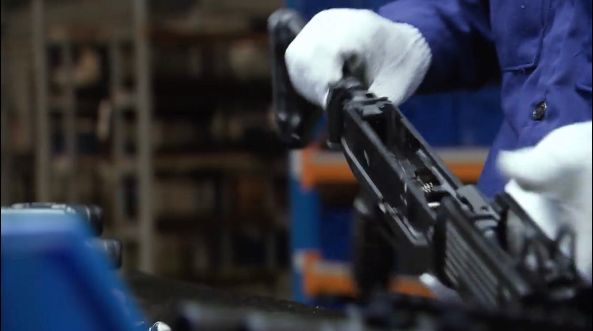 Súng trường tấn công STV-380 và phiên bản carbin của nó là STV-215 hiện nay đang được sản xuất đại trà tại nhà máy Z-111 thuộc Tổng cục công nghiệp quốc phòng. Dự kiến trong thời gian tới, súng sẽ được cấp phát đại trà đến các đơn vị trong toàn quân. Ảnh: Cận cảnh ruột thân súng STV-215 tại nhà máy.