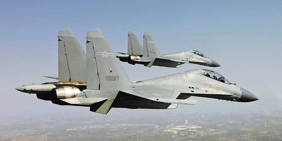 Kết luận lại, J-20 và Rafale là hai đại diện cho hai dòng tiêm kích khác nhau, và việc lấy Rafale ra để đối chọi với J-20 là một điều không khả thi cho lắm. Vì vậy, việc Ấn Độ mua Rafale đã nhận được một số chỉ trích đáng kể. Hiện nay, người Ấn vẫn chưa thể có cho mình loại máy bay nào thực sự đáng làm đối thủ xứng tầm với tiêm kích tàng hình hiện đại nhất Trung Quốc hiện nay. Ảnh: Biên đội tiêm kích J-16 của Không quân Trung Quốc.