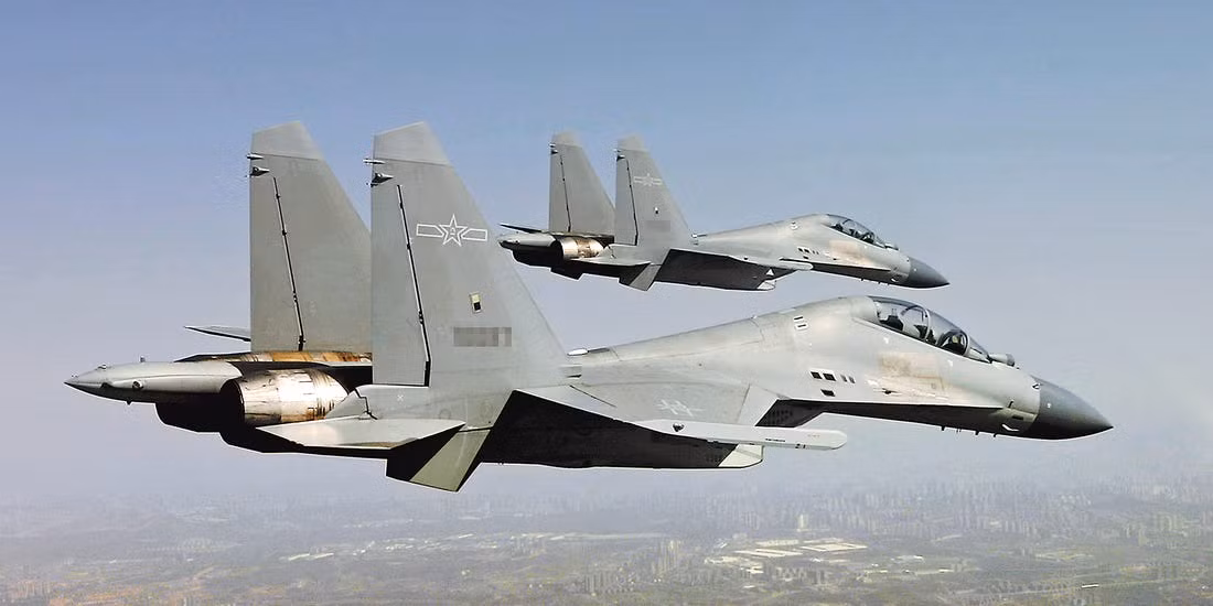 Kết luận lại, J-20 và Rafale là hai đại diện cho hai dòng tiêm kích khác nhau, và việc lấy Rafale ra để đối chọi với J-20 là một điều không khả thi cho lắm. Vì vậy, việc Ấn Độ mua Rafale đã nhận được một số chỉ trích đáng kể. Hiện nay, người Ấn vẫn chưa thể có cho mình loại máy bay nào thực sự đáng làm đối thủ xứng tầm với tiêm kích tàng hình hiện đại nhất Trung Quốc hiện nay. Ảnh: Biên đội tiêm kích J-16 của Không quân Trung Quốc.