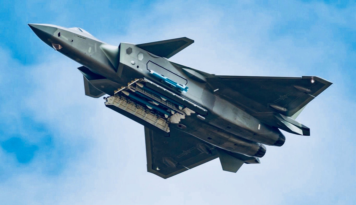 Và rõ ràng là J-20 được thiết kế ra với mục đích chiếm ưu thế trên không, khác với Rafale phải đa nhiệm vụ. Và như chúng ta đã biết, tiêm kích chiếm ưu thế trên không luôn tốt hơn nhiều so với tiêm kích đa năng trong một cuộc không chiến. Ảnh: J-20 trong một màn “khoe hàng” với các tên lửa không - đối - không tầm xa PL-15 và không - đối - không tầm gần PL-10.