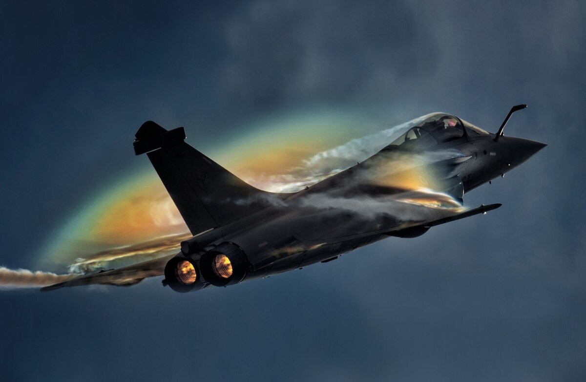 Ngoài ra, mục đích thiết kế của J-20 và Rafale cũng là hoàn toàn khác nhau. Khi mà một nước có nền Công nghiệp quốc phòng phát triển như Trung Quốc hay Nga, Mỹ có thể sản xuất ra nhiều loại tiêm kích khác nhau cho từng loại nhiệm vụ cụ thể thì một nền Công nghiệp quốc phòng có kinh phí hạn chế như Pháp hay Thụy Điển phải sản xuất ra những loại máy bay có chi phí vận hành thấp, lại phải đa năng nhiều nhiệm vụ như không đối không, tấn công mặt đất và tấn công mặt biển, Rafale là một trong số đó. Ảnh: Tiêm kích Rafale do Pháp chế tạo