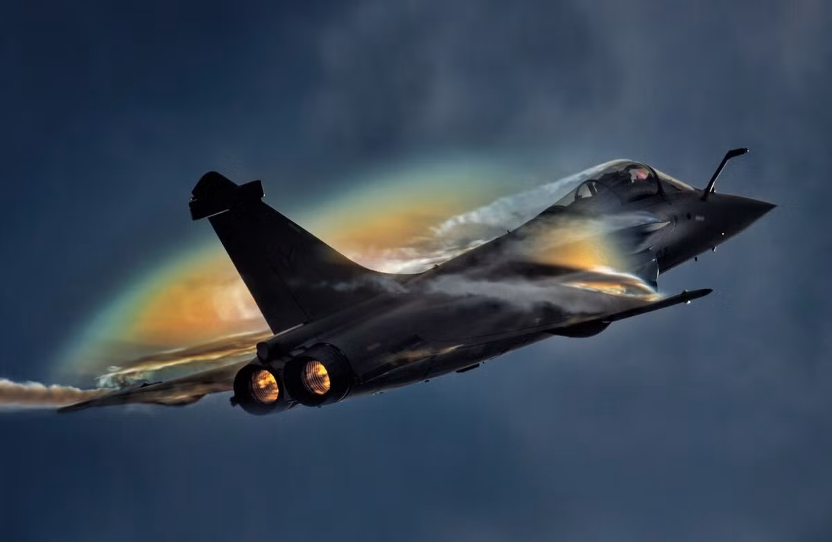 Ngoài ra, mục đích thiết kế của J-20 và Rafale cũng là hoàn toàn khác nhau. Khi mà một nước có nền Công nghiệp quốc phòng phát triển như Trung Quốc hay Nga, Mỹ có thể sản xuất ra nhiều loại tiêm kích khác nhau cho từng loại nhiệm vụ cụ thể thì một nền Công nghiệp quốc phòng có kinh phí hạn chế như Pháp hay Thụy Điển phải sản xuất ra những loại máy bay có chi phí vận hành thấp, lại phải đa năng nhiều nhiệm vụ như không đối không, tấn công mặt đất và tấn công mặt biển, Rafale là một trong số đó. Ảnh: Tiêm kích Rafale do Pháp chế tạo