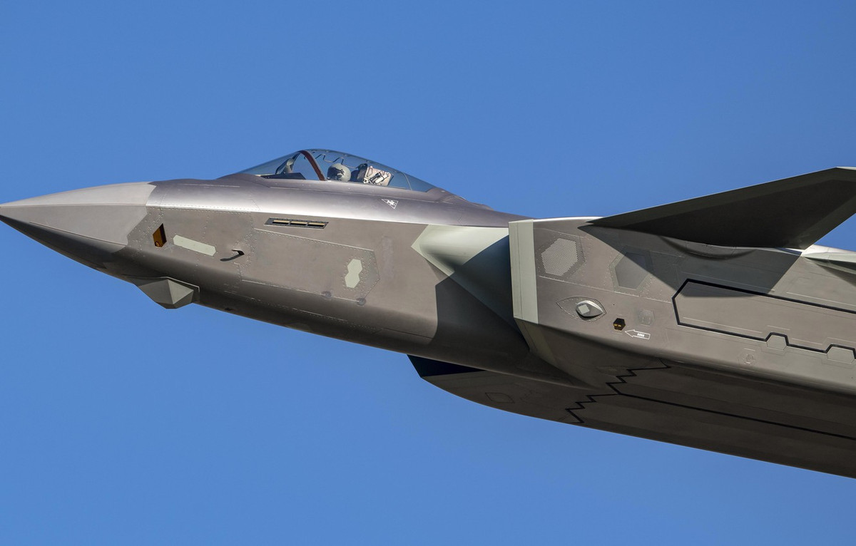 Về J-20, đây là một tiêm kích tốc độ cao có thể vượt qua Mach 2 một cách dễ dàng, đồng thời sử dụng công nghệ tàng hình tiên tiến. Mặt ngang và phía sau của J-20 là rất nhỏ khiến nó cực kỳ khó để khóa mục tiêu. Dù cho cả J-20 và Rafale đều được trang bị radar mảng pha hiện đại, tuy nhiên với kích thước lớn hơn đối thủ gấp đôi của mình, J-20 được cho là có thể mang radar lớn hơn, mạnh hơn, đảm bảo lợi thế đáng kể cho máy bay của Trung Quốc. Ảnh: Cận cảnh buồng lái của tiêm kích J-20 Trung Quốc.