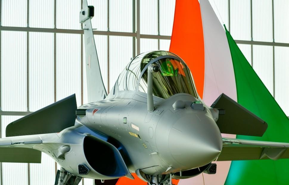 Vào ngày 29/7 vừa qua, lô 5 chiếc tiêm kích Rafale Ấn Độ mua từ Pháp sẽ chính thức đáp xuống sân bay của nước này. Sau những xung đột biên giới căng thẳng giữa Ấn - Trung, nước này đã quyết định bổ sung những chiến đấu cơ mới này lên phía bắc nhằm đối phó với Trung Quốc trong một cuộc đối đầu quân sự diễn ra suốt hơn 1 tháng qua. Ảnh: Tiêm kích Rafale của Ấn Độ lúc còn ở Pháp.