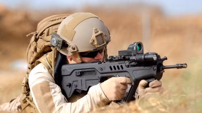 Điểm khác biệt của TAR-21 với nhiều loại súng khác là nó được thiết kế không có đầu ngắm, xạ thủ dựa vào hệ thống ngắm tiên tiến như hệ thống ngắm laser hay hệ thống ngắm điểm đỏ (red dot). Thiết kế này giúp TAR-21 hiện đại hơn M-16 của Mỹ rất nhiều, uy lực của nó cũng không hề kém. Những đặc điểm này đảm bảo cho TAR-21 phù hợp với tác chiến trong đô thị và bảo vệ sự sống còn cho người lính.