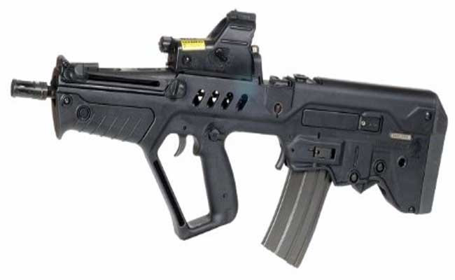 Về vũ khí bộ binh, súng trường tiến công Tavor TAR-21 là vũ khí bộ binh tiêu chuẩn của Lục quân Israel, được ca ngợi là một khẩu súng của tương lai. Thiết kế của Tavor được tiếp thu tinh hoa của AK-47 và M-1 Garand.