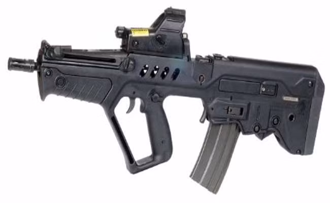 Về vũ khí bộ binh, súng trường tiến công Tavor TAR-21 là vũ khí bộ binh tiêu chuẩn của Lục quân Israel, được ca ngợi là một khẩu súng của tương lai. Thiết kế của Tavor được tiếp thu tinh hoa của AK-47 và M-1 Garand.