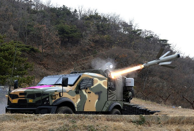 Spike được gắn trên mọi loại trang bị, vũ khí; từ phương tiện phóng mặt đất đến máy bay trực thăng Seraph (phiên bản Israel của AH-64 Apache – Mỹ) của lục quân; từ tàu nổi của hải quân đến các loại máy bay không người lái khác nhau của không quân. Nó có thể được sử dụng để chống lại xe tăng và xe bọc thép, tàu nổi, máy bay và thậm chí là các mục tiêu khủng bố cá nhân có giá trị cao.