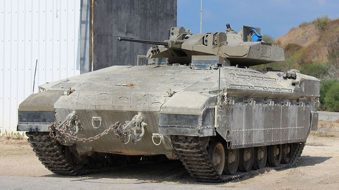 Để bảo vệ binh sĩ trên chiến trường, Israel đã phát triển loại xe chiến đấu bộ binh hạng nặng Namer, được cải tạo từ các xe tăng cũ của Israel. Những phiên bản Namer đầu tiên được cải tiến từ những chiếc xe tăng T-54 mà Israel thu được trong các cuộc chiến với người Arab; sau này người Israel đã cải tạo từ chính các loại xe tăng chiến đấu hạng nặng Merkava do Israel chế tạo.