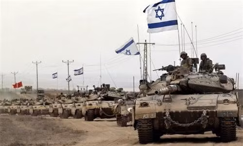 Nắm đấm thép chủ lực của Lục quân Israel là xe tăng chiến đấu Merkava; Merkava được thiết kế đặc biệt cho học thuyết xe tăng của Israel: Chiều cao thấp, hỏa lực mạnh, vỏ giáp bảo vệ tiên tiến, rất phù hợp để đấu với đội hình xe tăng, xe bọc thép đông đảo của Ai Cập trên bán đảo Sinai hoặc của Syria trên Cao nguyên Golan.