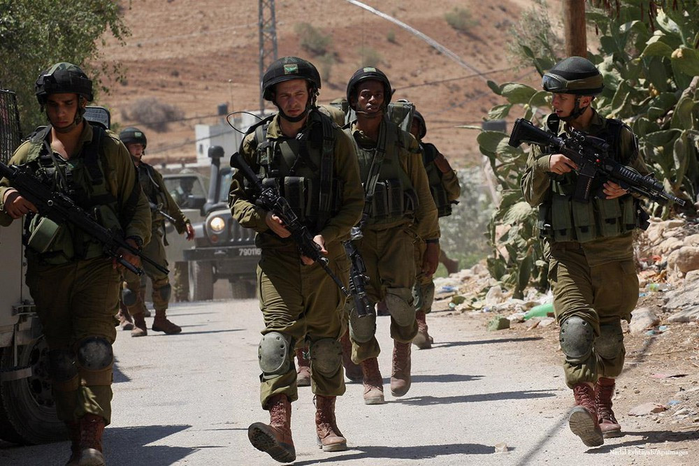 Xuất phát từ thực tế trên, Quân đội Israel đã đi theo con đường phát triển công nghệ tiên tiến, vũ khí hỏa lực mạnh; với tiềm lực và trí tuệ, Lục quân Israel đã đầu tư phát triển những loại vũ khí hiện đại, thể hiện đẳng cấp của một Quân đội mạnh nhất vùng "chảo lửa" Trung Đông.