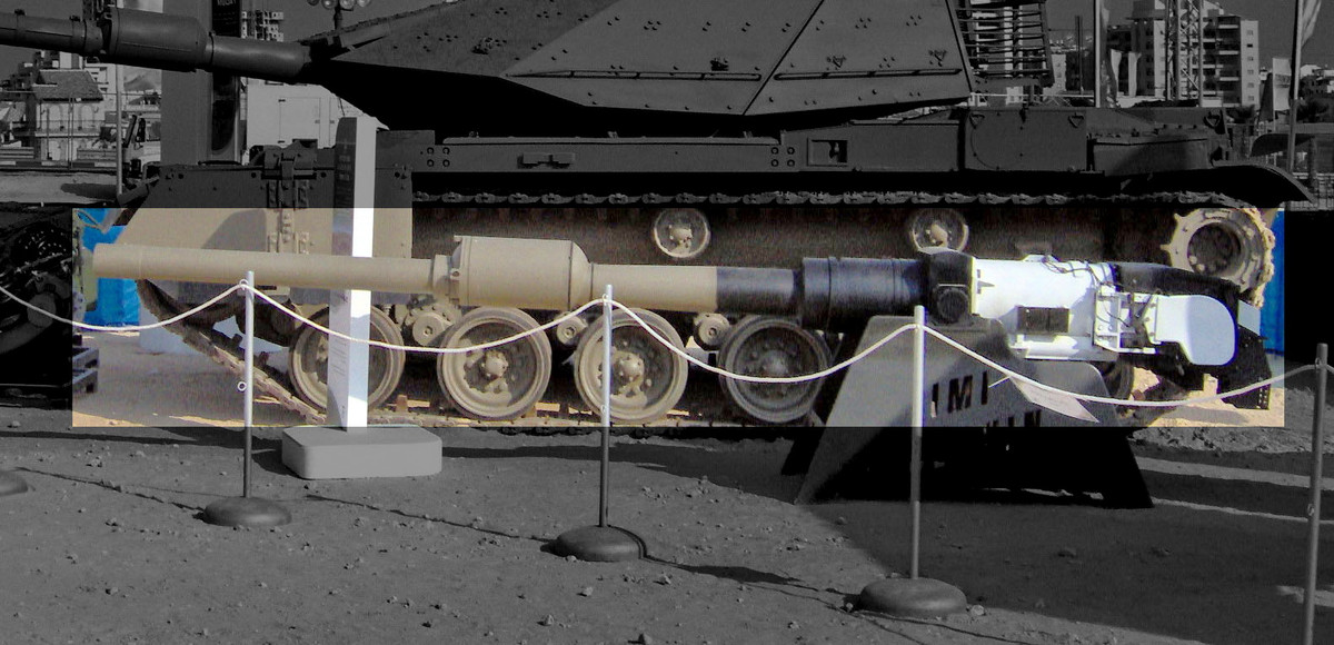 Các phiên bản đầu tiên của Merkava sử dụng pháo chính 105 mm L7 do Anh sản xuất, các phiên từ Merkava-3 trở đi được trang bị pháo nòng trơn MG253 120 mm chuẩn NATO và do chính Israel sản xuất.