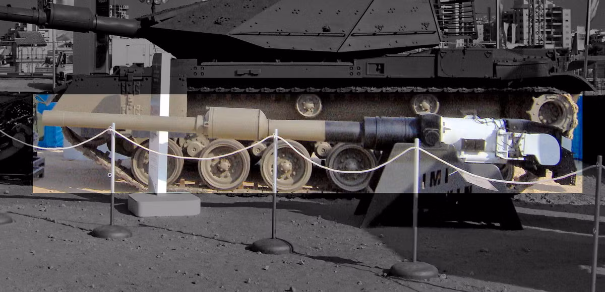 Các phiên bản đầu tiên của Merkava sử dụng pháo chính 105 mm L7 do Anh sản xuất, các phiên từ Merkava-3 trở đi được trang bị pháo nòng trơn MG253 120 mm chuẩn NATO và do chính Israel sản xuất.