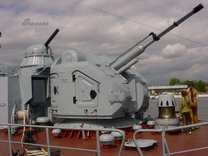 Pháo hạm AK-176 được đánh giá là có khả năng "sống sót cao", đáng tin cậy, có thể điều khiển khai hỏa pháo từ hệ thống kính ngắm quang học nếu mất kiểm soát từ radar, cũng như khả năng bắn ngay cả khi hệ thống điện bị mất. Ảnh: Sina