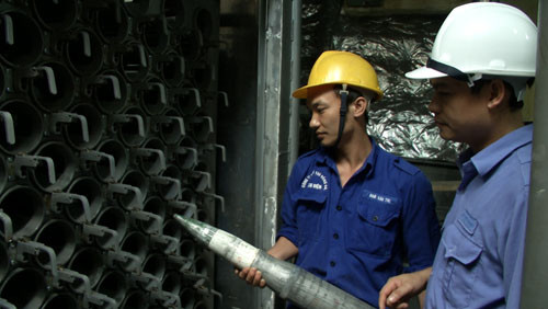 Cụ thể, theo tài liệu được công bố, loại đạn mà chúng ta sản xuất được đặt tên là 76,2mm PST – Hải quân. Đạn lắp ngòi VG-67.VN là ngòi cơ khí chạm nổ, có cơ cấu mở bảo hiểm xa và cơ cấu tự hủy sử dụng thuốc cháy, thời gian tự hủy khi đạn không chạm mục tiêu là 28-31(s). Đạn sử dụng bộ lửa YB-4M là kiểu va đập. Ảnh: Báo Bình Phước