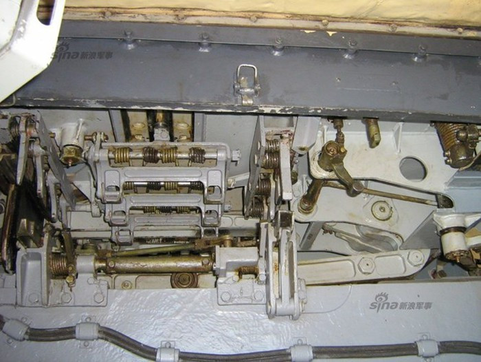 Hệ thống pháo có thể tùy chỉnh tốc độ bắn dễ dàng: 30, 60 và 120 phát/phút. Tuổi thọ của nòng pháo hạm là 3.000 phát bắn. Ảnh: Cận cảnh bộ phận cơ khí nạp đạn pháo AK-176. Ảnh: Sina