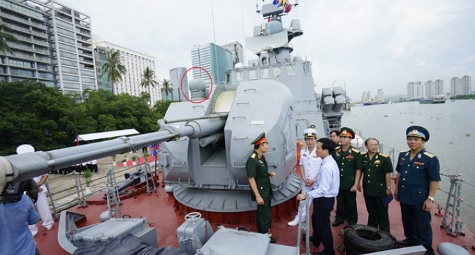 Hiện tại, AK-176 là khẩu pháo hạm chủ lực, tiêu chuẩn trên một loạt các loại tàu chiến gồm: tàu hộ vệ Gepard 3.9; tàu tên lửa tấn công nhanh Molniya Project 12418; tàu tên lửa Project 1241RE; tàu pháo tuần tra Project 10412 Svetlyak; tàu pháo TT-400TP. Ảnh: QĐND