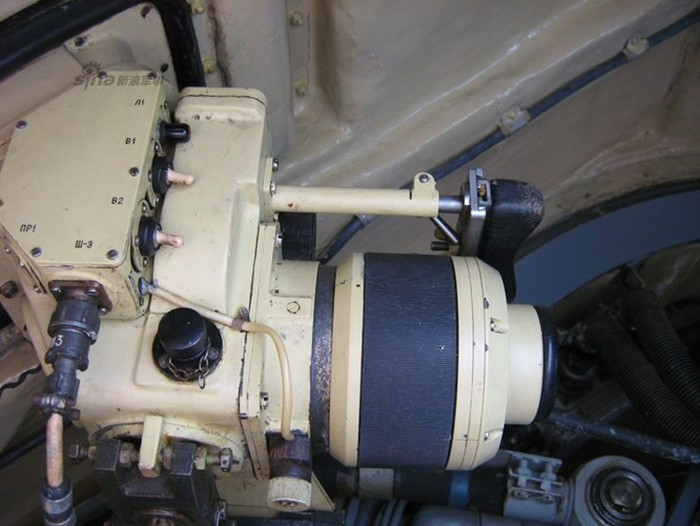 Pháo AK-176 được điều khiển bởi hệ thống điều khiển hỏa lực MP-123-02 gồm radar dẫn bắn, khí tài chỉ thị mục tiêu truyền hình và laser. Hệ thống kiểm soát hỏa lực có tầm trinh sát 45km trong điều kiện không bị gây nhiễu và 30km nếu bị gây nhiễu. Ảnh: Sina