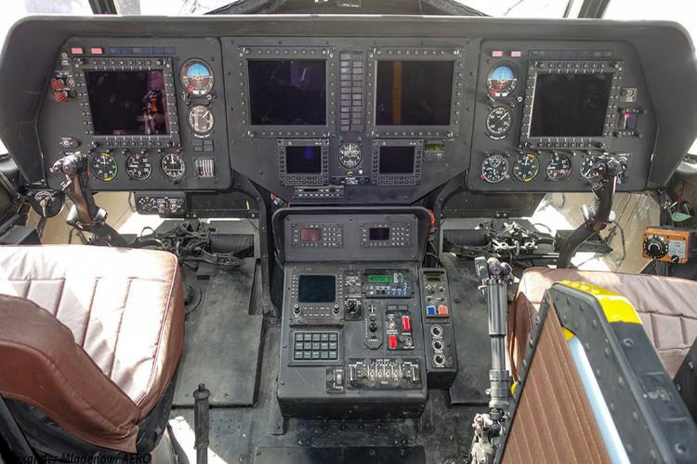 Trong cabin, Mi-171Sh sử dụng bộ thiết bị điện tử hàng không IBKV-17VP hoàn toàn mới, giúp cải thiện đáng kể khả năng tương tác giữa con người với máy tính. Ảnh: Buồng lái Mi-171Sh-VN - Nguồn: TASS