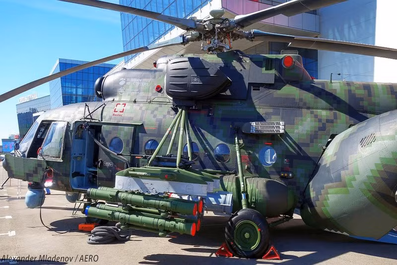 Tuy nhiên, người Nga không hài lòng với khả năng bảo vệ của Mi-8/171 và cho rằng, phiên bản Mi-171Sh-VN được sử dụng làm trực thăng vận tải - vũ trang, nên phải đối mặt với nhiều đợt tấn công từ mặt đất hơn; do vậy các nhà thiết kế Nga đã tăng cường khả năng bảo vệ hơn nữa. Ảnh: Trực thăng Mi-171Sh-VN - Nguồn: TASS