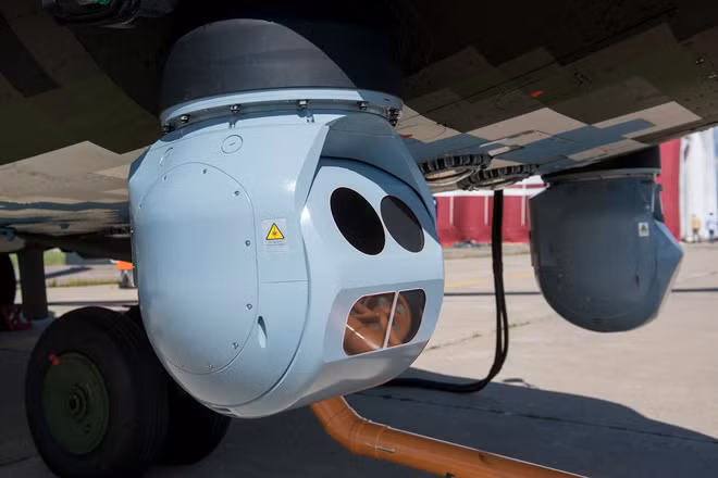 Để cung cấp khả năng ngắm bắn chính xác hơn cho hệ thống vũ khí trên không và cải thiện độ chính xác khi bắn của nó, hệ thống quan sát và ngắm mục tiêu OPS-24N-1L mới được phát triển, được lắp đặt đặc biệt trên Mi-171Sh-VN, có thể được sử dụng cho cả quan sát mặt đất và trên không. Ảnh: Trực thăng Mi-171Sh-VN - Nguồn: TASS