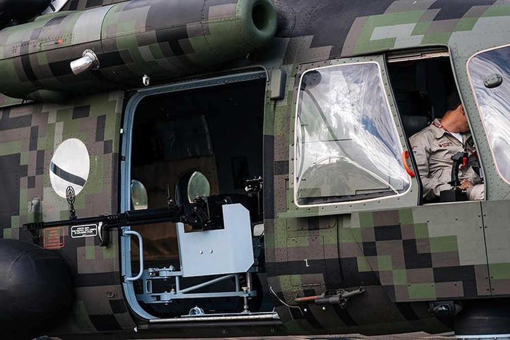 Mi-171Sh-VN được trang bị một khẩu súng máy Kord 12,7 mm bắn về một phía, được lắp đặt trên cửa sập; khác hoàn toàn với máy bay trực thăng cải tiến Mi-8AMTsh của Nga được lắp đặt ở hai bên thân máy bay. Ảnh: Trực thăng Mi-171Sh-VN - Nguồn: TASS