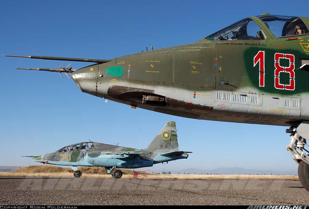 Tất cả Su-25 của Armenia đã được hiện đại hóa lên chuẩn Su-25SM3 với hệ thống định vị - ném bom SVP-24 cho phép ném bom "ngu" chính xác như bom thông minh. Đây có thể là vũ khí hữu hiệu nếu chiến tranh lan rộng ở khu vực biên giới mà cần tới sự hỗ trợ từ không quân.