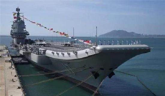 Các tàu Type 055 này sẽ được đưa vào đội hình chiến đấu phối hợp cùng với tàu sân bay của hải quân Trung Quốc, điều này khiến cho sức mạnh của đội tàu này trở nên rất đáng gờm kể cả đối với Nga hay Mỹ. Ảnh: Tàu sân bay Sơn Đông vừa được đưa vào biên chế hải quân Trung Quốc cuối năm 2019.