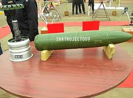 Học thuyết quân sự phương Tây cho rằng, xe tăng chiến đấu chủ lực khó có thể quan sát hiệu quả mục tiêu ở khoảng cách hơn 3.000 mét. Khoảng cách chiến đấu của xe tăng chiến đấu nói chung là dưới 3.000 mét. Ảnh: Tên lửa 9M119 Svir - Nguồn: Wikipedia.