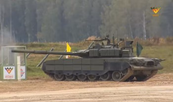 Xe tăng T-80BVM là mẫu cải tiến mới nhất của T-80BV, được áp dụng một loạt nâng cấp từ động cơ cho đến hỏa lực; hiện nay chỉ có Lữ đoàn xe tăng cơ động của Hạm đội phương Bắc mới được trang bị loại xe tăng này vào năm 2019. Ảnh: Xe tăng T-80BVM - Nguồn: Wikipedia.