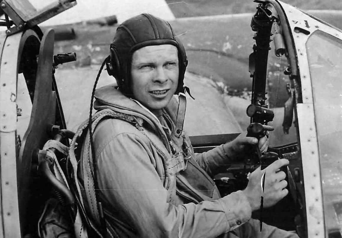 Trong thời gian chuyển loại máy bay P-38 ở Hamilton, Bong đã gây ra một vụ việc gây xôn xao dư luận, khiến anh được Tướng George Kenney chú ý. Ông đã lái chiếc P-38 một vòng quanh Cầu Cổng Vàng, sau đó bay xuống Phố Chợ của San Francisco ở tầm thấp đến mức thổi bay quần áo của một phụ nữ. Ảnh: Phi công Richard Ira Bong - Nguồn: Wikipedia.