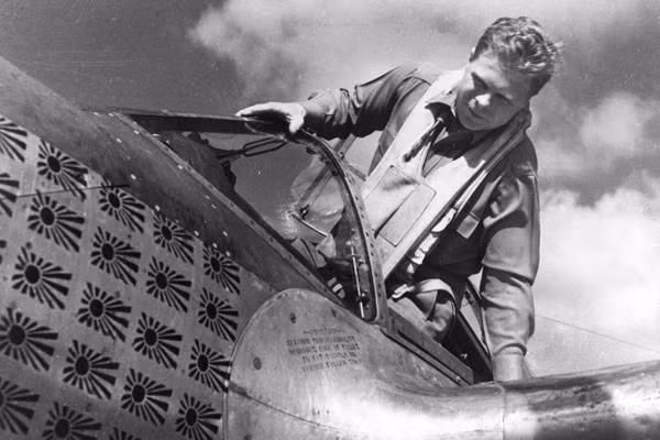 Vào ngày 3/2/1943, Bong được điều lại về Phi đội Máy bay Chiến đấu số 9 thuộc Phi đoàn không quân số 49 và ông vẫn tiếp tục lái loại P-38; trong trận Biển Bismarck, ông đã bắn hạ thêm một chiếc Zero của không quân Nhật. Ảnh: Phi công Richard Ira Bong - Nguồn: Wikipedia.