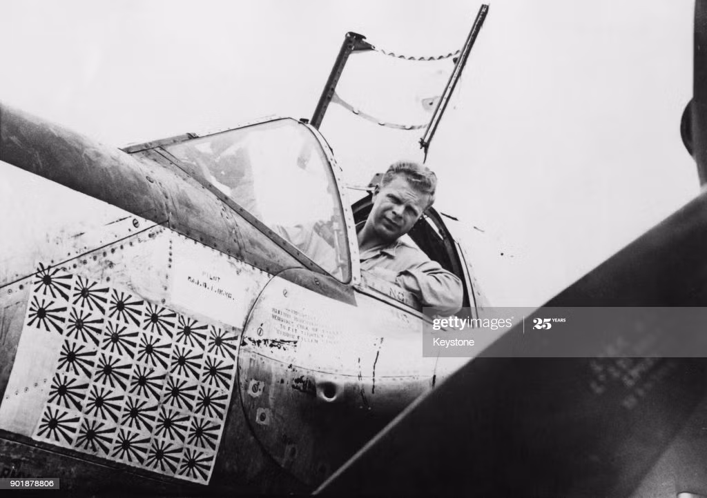 Ngay trong trận không chiến đầu tiên với không quân Nhật vào ngày 27/12/1942, Bong đã bắn rơi 2 chiếc máy bay của địch; đến ngày 7/1/1943, Bong tiếp tục bắn rơi 2 chiếc tiêm kích Nakajima Ki-43; và ngay hôm sau, Bong tiếp tục hạ thêm một máy bay nữa, đưa ông trở thành phi công "Ách" chỉ sau 3 lần xuất kích. Ảnh: Phi công Richard Ira Bong - Nguồn: Wikipedia.