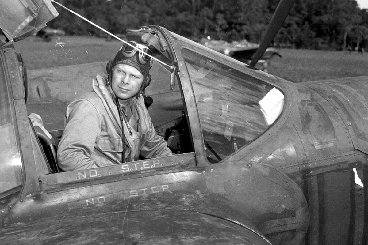 Sau khi hoàn thành khóa đào tạo phi công quân sự, với kết quả xuất sắc, ông được giữ ở lại Trường làm giáo viên đào tạo phi công; sau đó ông được điều đến Hamilton Field, California để chuyển loại lái chiếc P-38 Lightning (Tia chớp), khi đó mới đưa vào biên chế trong không quân Mỹ chưa lâu. Ảnh: Phi công Richard Ira Bong - Nguồn: Wikipedia.