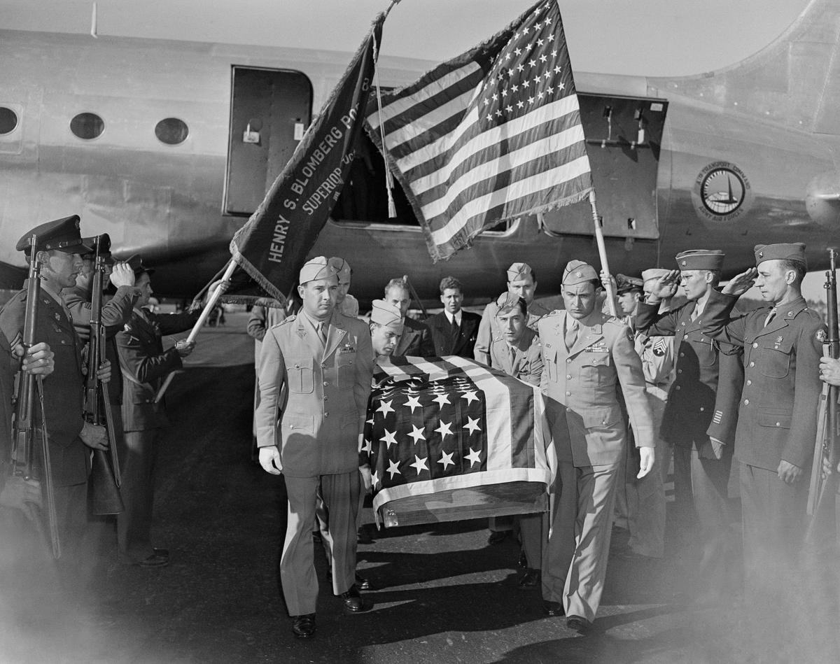 Mặc dù thế chiến II chưa kết thúc, nhưng ông buộc phải quay lại Mỹ làm phi công thử nghiệm máy bay chiến đấu mới; số phận nghiệt ngã, tháng 8/1945 ông chết trong vụ rơi máy bay chiến đấu phản lực P-80 khi ông đang lái thử nghiệm, khi Thế chiến II vừa kết thúc. Ảnh: Đám tang Phi công Richard Ira Bong - Nguồn: Wikipedia.