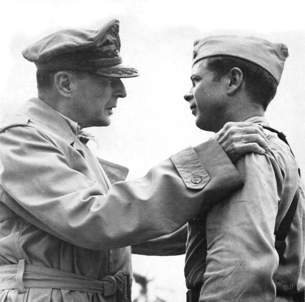 Trong trận hộ tống đoàn tàu chiến Mỹ đi qua biển Lae của New Guinea ngày 26/7/1943, phi công Bong đã bắn hạ 4 máy bay chiến đấu của không quân Nhật Bản đang tiến công vào đội hình tàu chiến của Mỹ; với chiến công này, ông được trao tặng Huân chương Thánh giá của Quân đội Mỹ. Ảnh: Phi công Richard Ira Bong nhận Huân chương - Nguồn: Wikipedia.