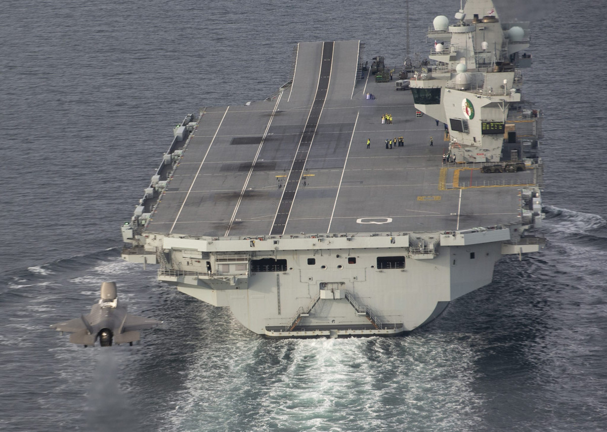 Tuy nhiên, việc hiện diện của cụm tác chiến tàu sân bay Hải quân Anh tại khu vực Đông Á vẫn có sự uy hiếp rất lớn với Trung Quốc và chắc chắn đây sẽ là động thái làm phức tạp hơn tình hình trên biển. Hi vọng các bên liên quan sẽ kiềm chế và sẽ có các bước nhượng bộ và xuống thang căng thẳng trong thời gian sắp tới, để vùng biển Đông Á là một vùng biển ổn định, an toàn và hợp tác cùng phát triển trong tương lai không xa. Ảnh: Tiêm kích F-35B chuẩn bị hạ cánh xuống tàu sân bay HMS Queen Elizabeth. Video Hải quân Hoàng gia Anh ra mắt tàu sân bay HMS Queen Elizabeth