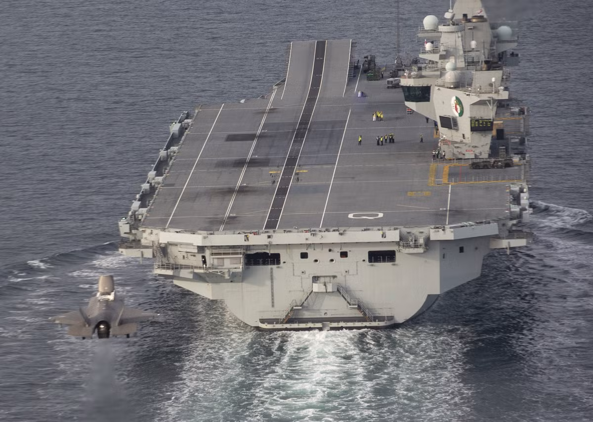 Tuy nhiên, việc hiện diện của cụm tác chiến tàu sân bay Hải quân Anh tại khu vực Đông Á vẫn có sự uy hiếp rất lớn với Trung Quốc và chắc chắn đây sẽ là động thái làm phức tạp hơn tình hình trên biển. Hi vọng các bên liên quan sẽ kiềm chế và sẽ có các bước nhượng bộ và xuống thang căng thẳng trong thời gian sắp tới, để vùng biển Đông Á là một vùng biển ổn định, an toàn và hợp tác cùng phát triển trong tương lai không xa. Ảnh: Tiêm kích F-35B chuẩn bị hạ cánh xuống tàu sân bay HMS Queen Elizabeth. Video Hải quân Hoàng gia Anh ra mắt tàu sân bay HMS Queen Elizabeth