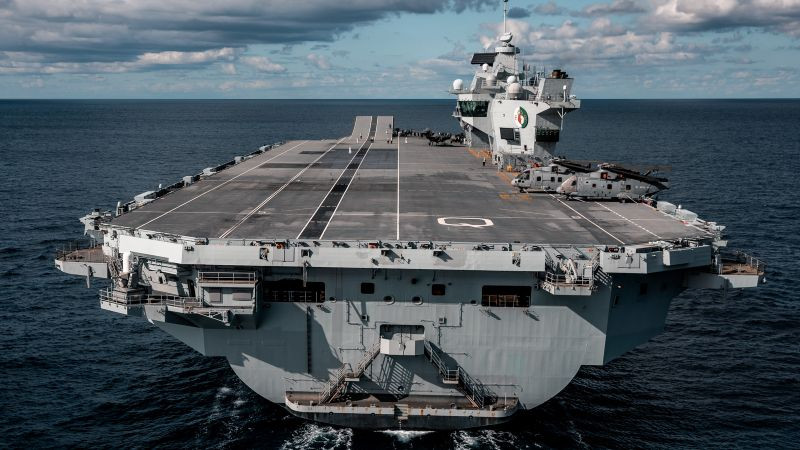 Vì vậy, sự góp mặt của tàu sân bay Anh chắc chắn sẽ làm tăng thêm tình hình căng thẳng cho khu vực vốn đã không hề có dấu hiệu hạ nhiệt trong suốt thời gian qua. Các nước lớn sẽ càng làm cho Trung Quốc có cớ để triển khai thêm lực lượng quân sự xuống các vùng xung đột. Ảnh: Cận cảnh mặt boong tàu sân bay HMS Queen Elizabeth.